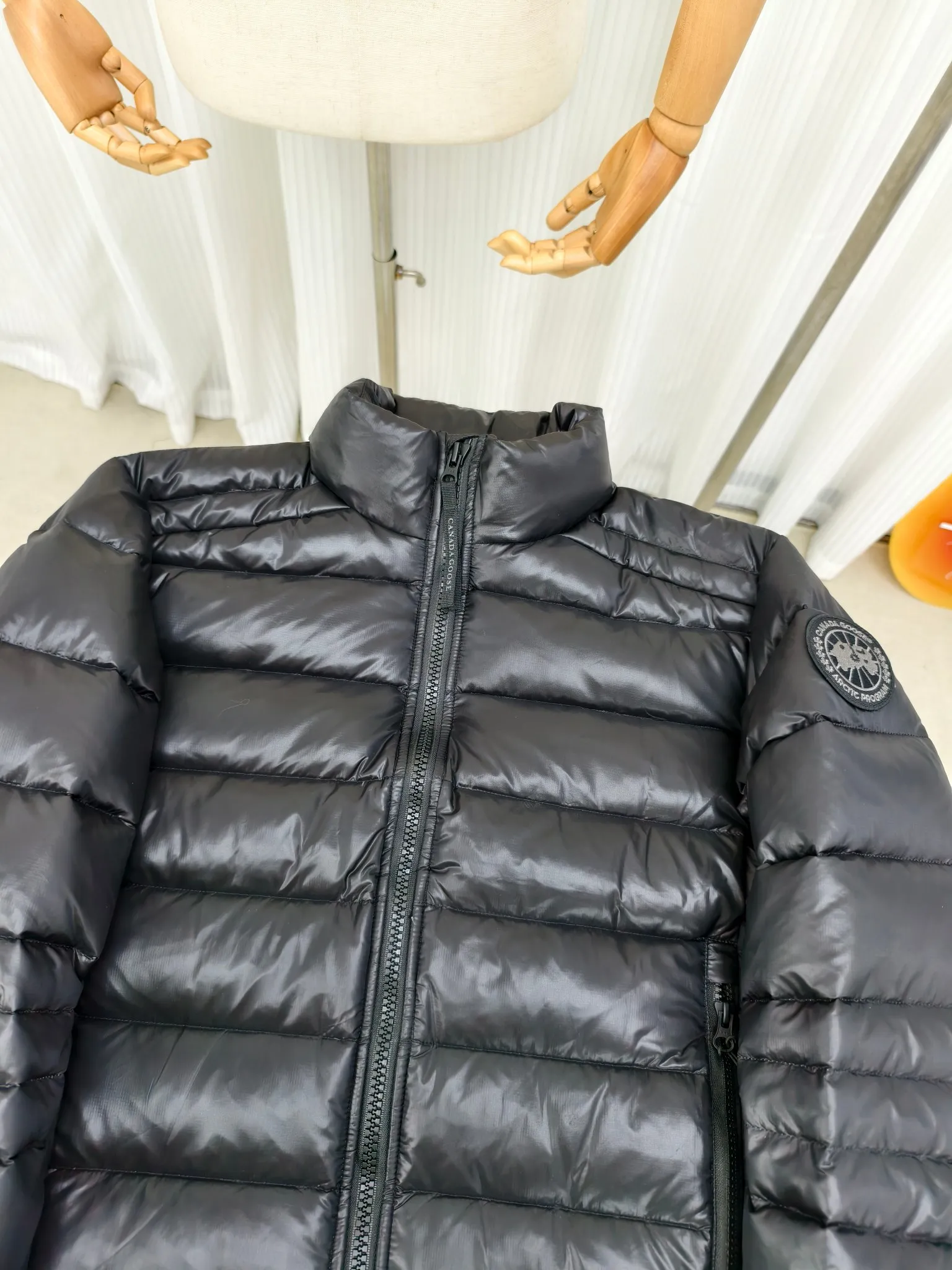 P880 2228M model (high version) Canada goose Crofton down jacket, this is a down jacket suitable for late autumn and early winter: on cold and rainy mornings, it can be used as a layer of warmth inside the rainproof jacket, and can be worn alone in the late autumn and early winter with a little bit of coolness. Filled with white duck down. The Crofton Jacket is a versatile, lightweight and versatile piece that even packs itself in for easy transport. The inner layer has removable elastic straps, making the jacket easy to carry on the shoulder and hands-free. 2 zippered hand pockets with fleece fabric on the knuckle side for softness and warmth. Color: black with black label, black with red label, ocean blue, superoxide blue, silver birch red label, silver birch black label Size: XS-2XL